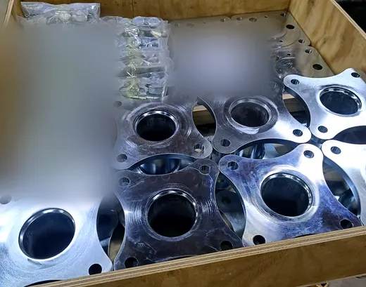 Bridas de acero zincadas de cuatro lóbulos y pernos embolsados en cajón de madera