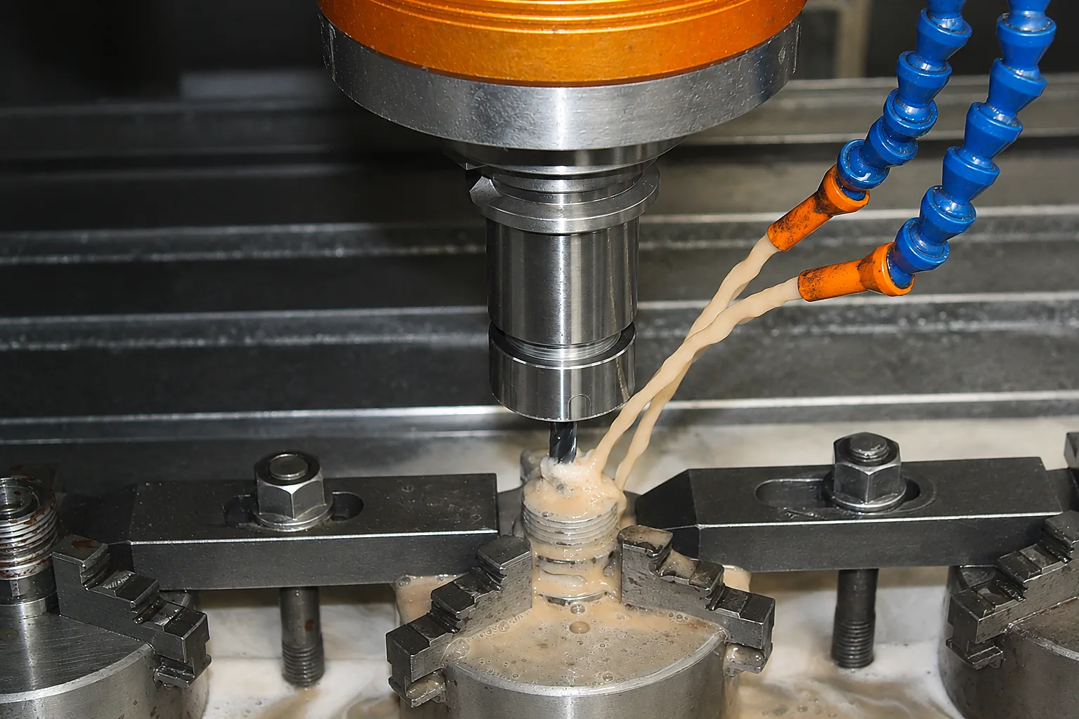 Cabezal de fresado CNC trabajando con refrigerante