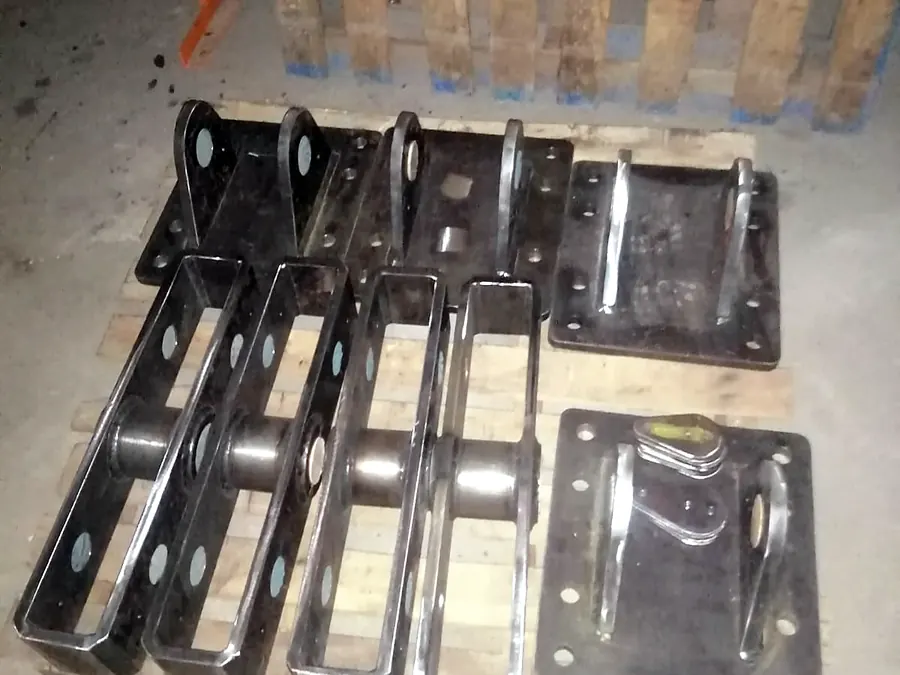 Bastidores y placas base de acero soldado sin pintar sobre pallet de madera