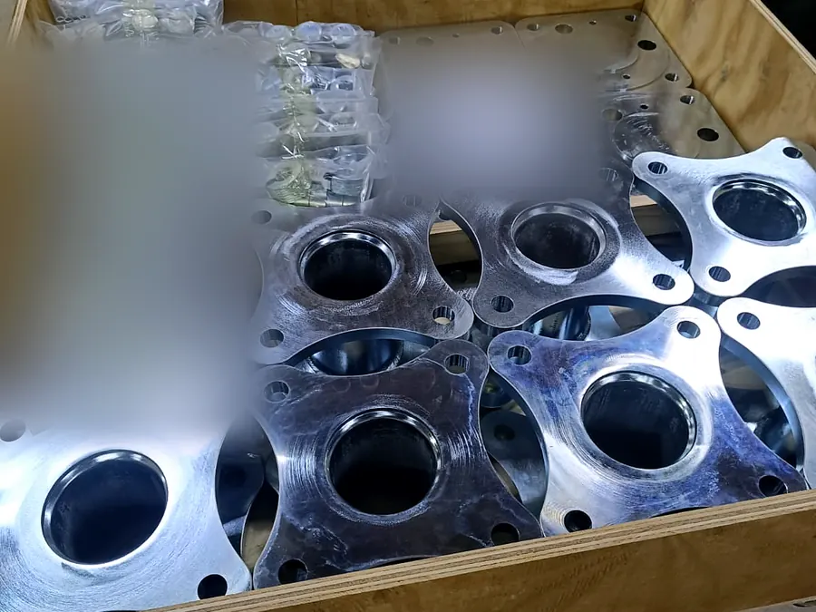 Bridas de acero zincadas de cuatro lóbulos y pernos embolsados en cajón de madera