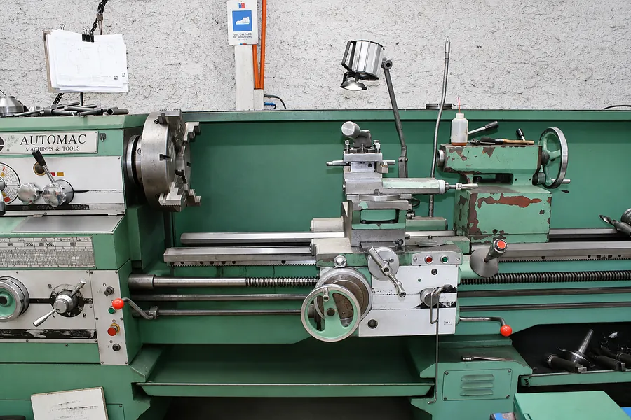 Torno convencional Automac en el taller de Integra Metal