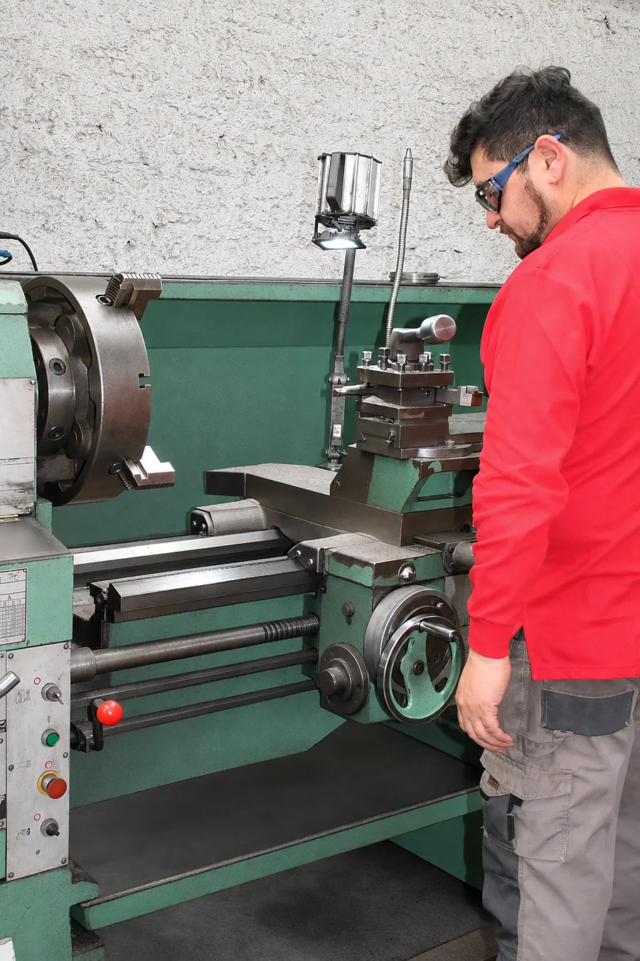 Operador trabajando en un torno del taller