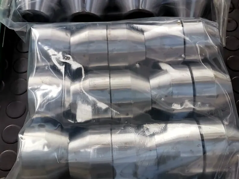 Piezas torneadas cilíndricas en serie embaladas en bolsas plásticas transparentes