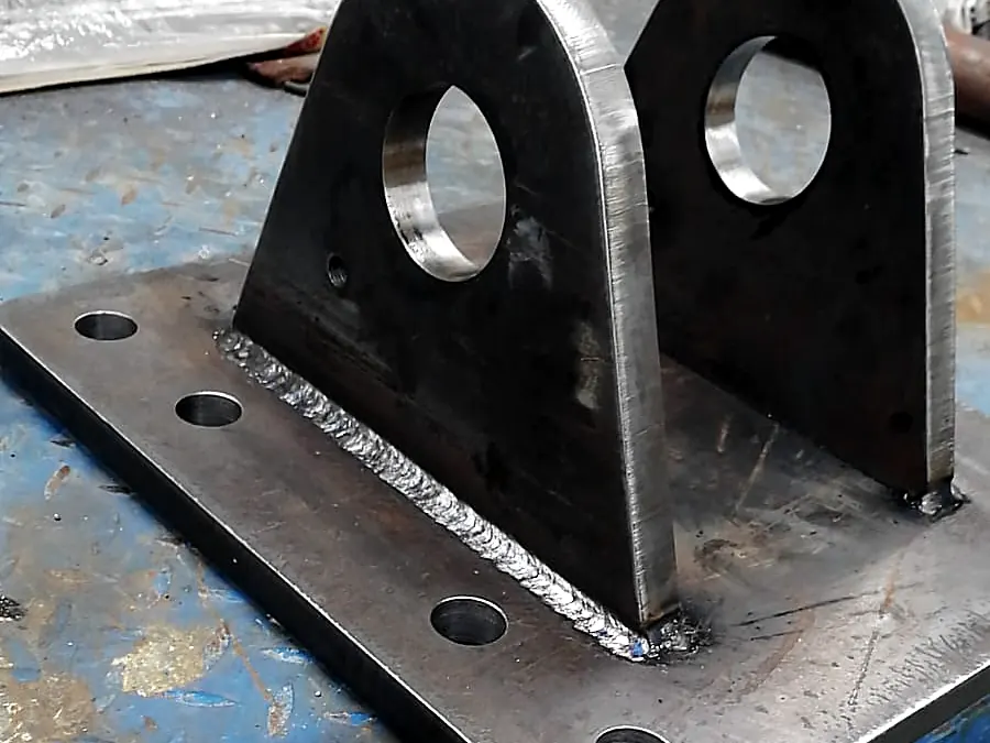 Soporte de acero soldado con placa base perforada y dos orejas con agujero